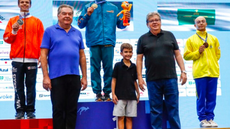 João Azevêdo participa de cerimônia de premiação de atletas e recebe homenagem pelo apoio aos Jogos da Juventude