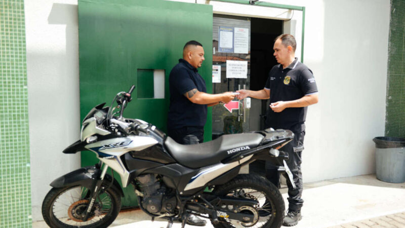 Motociclista de aplicativo recebe 1ª moto recuperada pelo Programa Moto Segura do Governo do Ceará