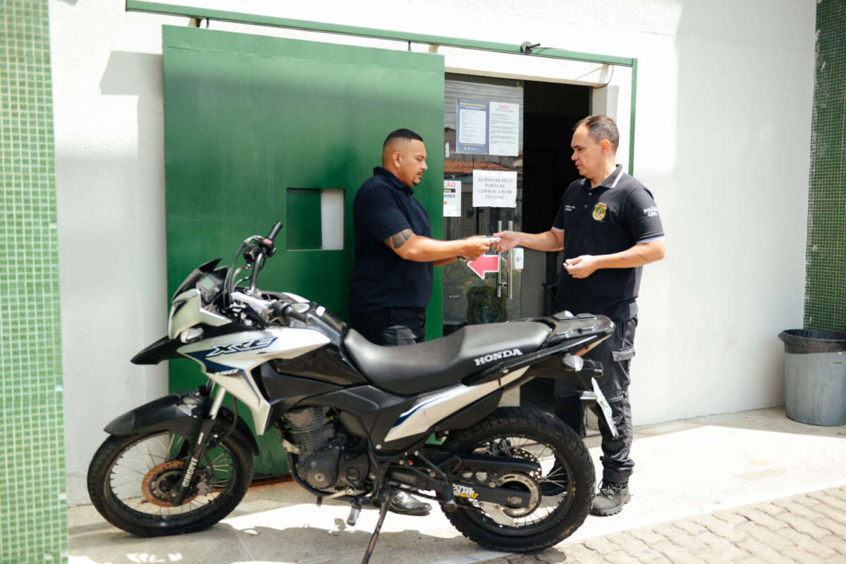 Motociclista de aplicativo recebe 1ª moto recuperada pelo Programa Moto Segura do Governo do Ceará