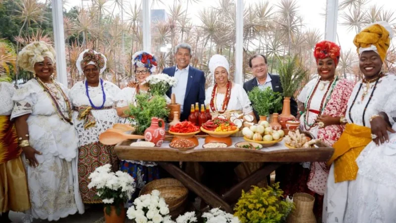 Baianas de acarajé e de receptivo recebem certificado de capacitação do Governo do Estado