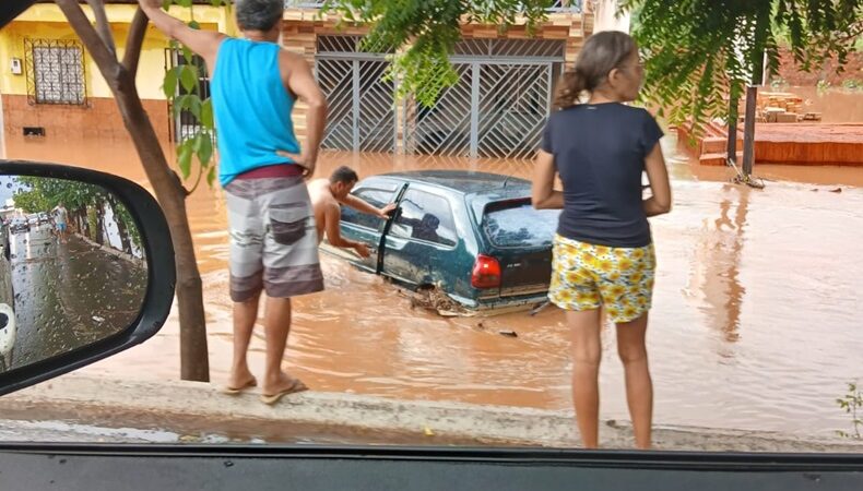 Grande chuva de mais de 160 milímetros causa alagamentos e pessoas ficam desalojadas em Picos