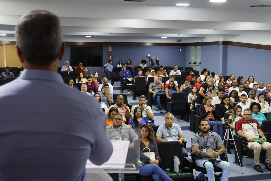 Gramado do Estádio de Pituaçu recebe aplicação de novas tecnologias apresentadas no Simpósio Verde da Sudesb