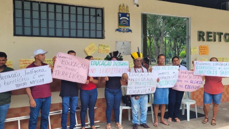 Indígenas percorrem 700 km e protestam por reitora da UFPI instalar curso fora da aldeia