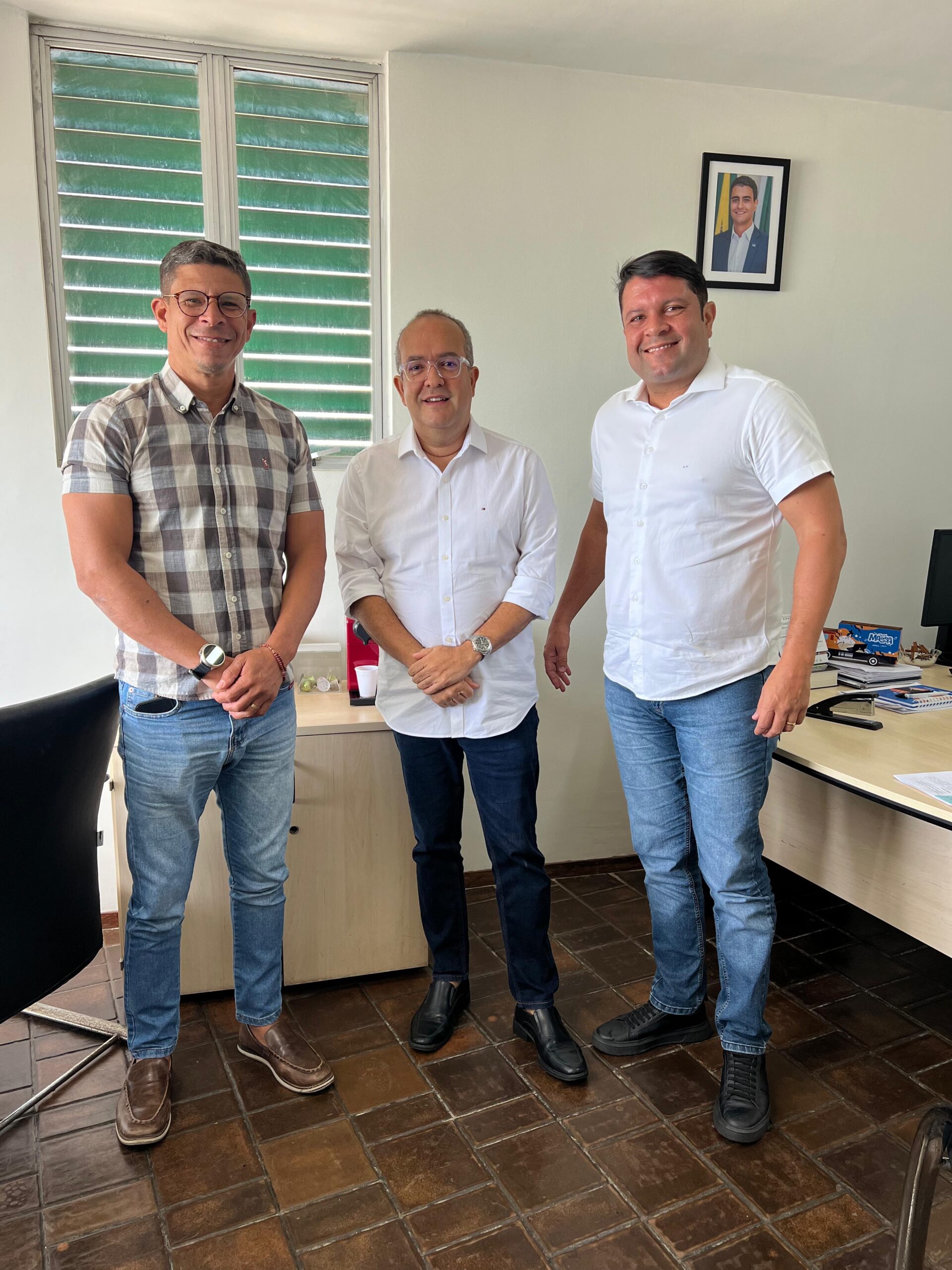 Alesandro Fernandes e Allan Pierre defendem interesses dos servidores da Saúde de Maceió durante reunião com secretário da pasta