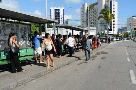 Passageiros enfrentam atrasos no horário de chegada ao trabalho durante paralisação dos ônibus