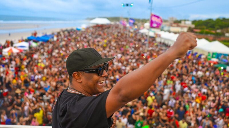 Foliões lotam Avenida Litorânea no primeiro dia de Pré-Carnaval do Maranhão