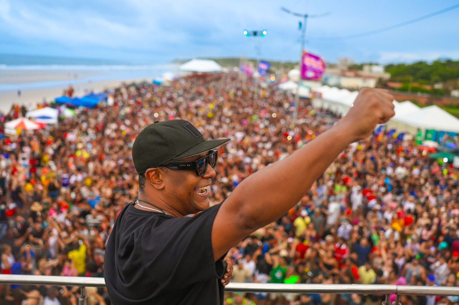 Foliões lotam Avenida Litorânea no primeiro dia de Pré-Carnaval do Maranhão