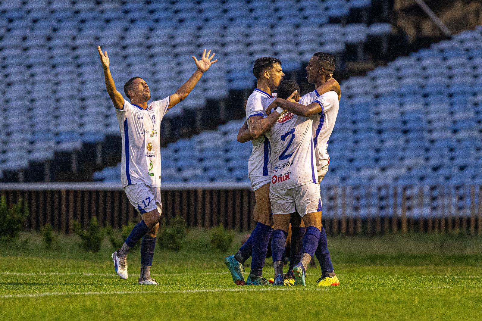 Oeirense vence de virada e complica