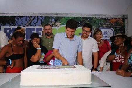 Aniversário do Recife: corte do bolo reúne população para celebrar 488 anos da Cidade