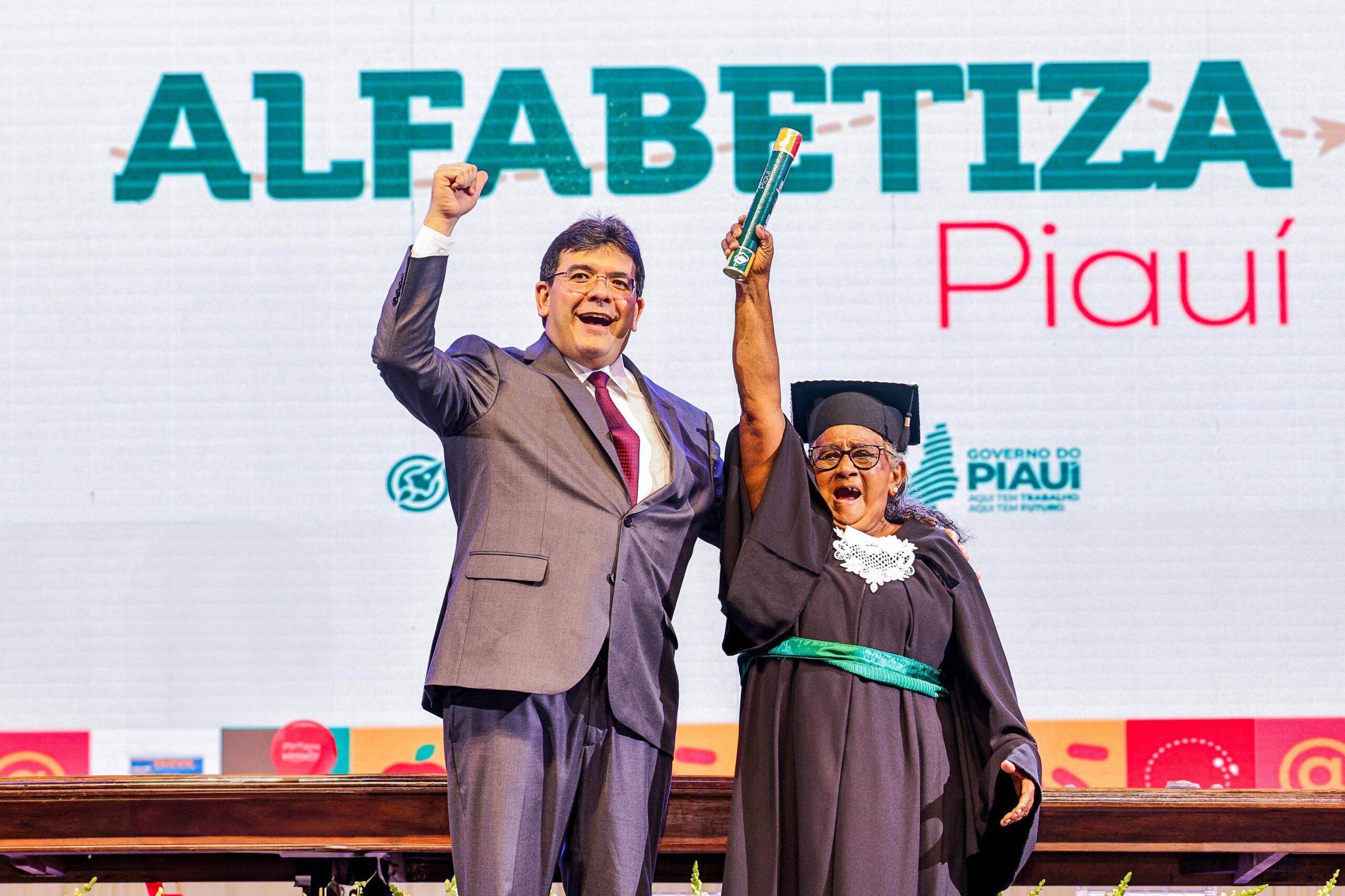 Em solenidade de formatura, Rafael Fonteles reafirma meta de alfabetizar 100 mil pessoas até 2026
