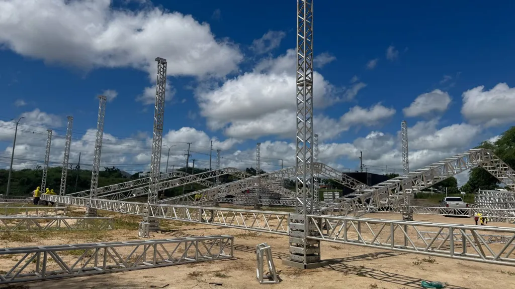 Prefeitura de Mossoró inicia montagem do polo “Arraiá do Povo Poeta Zé Lima” para o São João 2025