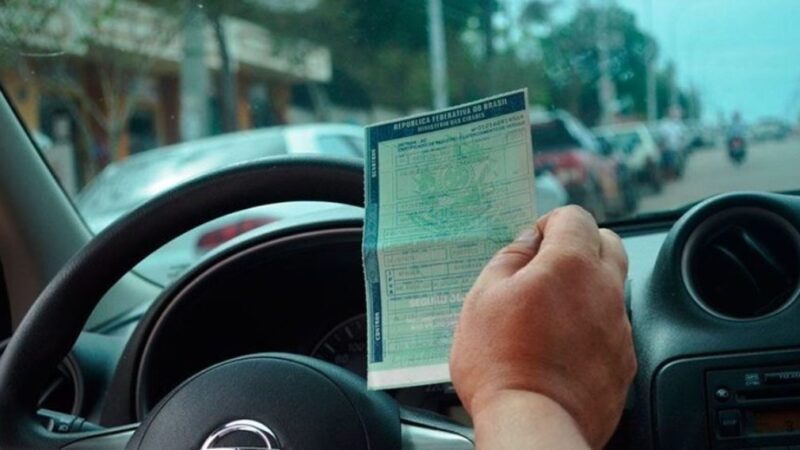 IPVA de veículos com placa final 4 pode ser pago com desconto de 10% até o dia 30; motos de até 170 cilindradas são isentas
