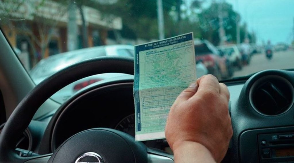 IPVA de veículos com placa final 4 pode ser pago com desconto de 10% até o dia 30; motos de até 170 cilindradas são isentas