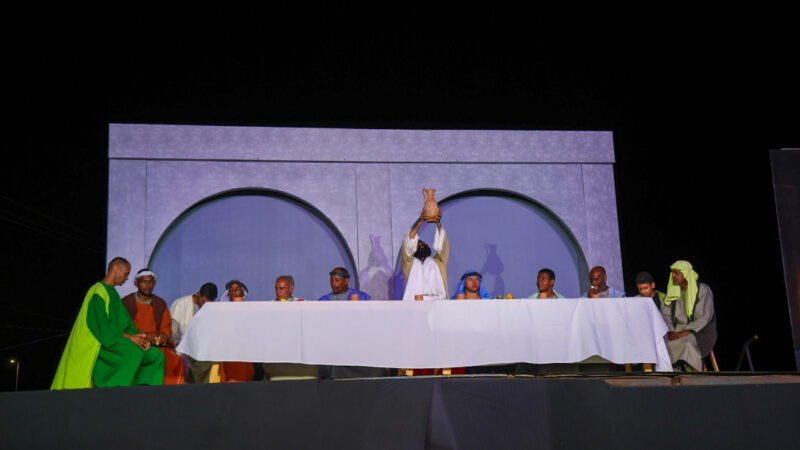 Encenação da Paixão de Cristo marca primeiro final de semana da Vila da Páscoa 