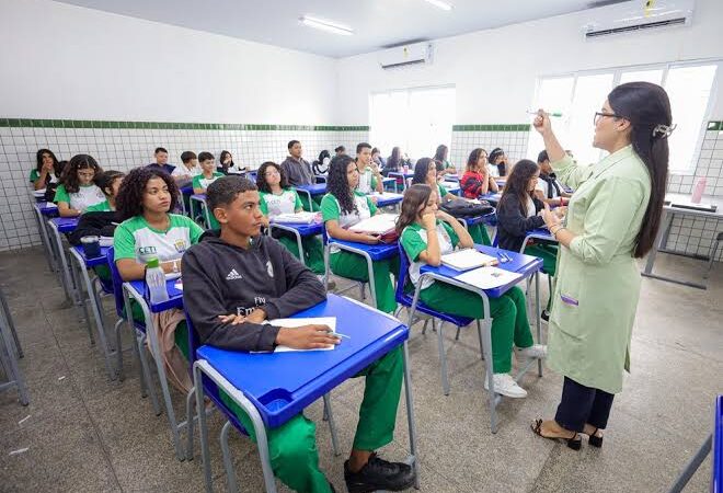 Governo do Piauí concede reajuste salarial e promoções aos profissionais da educação.
