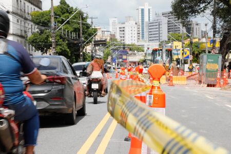 Obra da Compesa causa alterações no trânsito em trecho da Avenida Beberibe, na Zona Norte do Recife