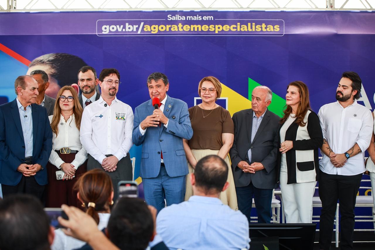 Governo lança programa para ampliar acesso a especialistas no SUS e entrega equipamento no Piauí