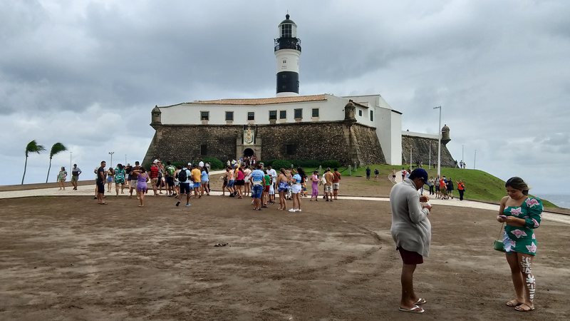 Gramado no Farol da Barra se transforma em lama e vira alvo de críticas dos moradores