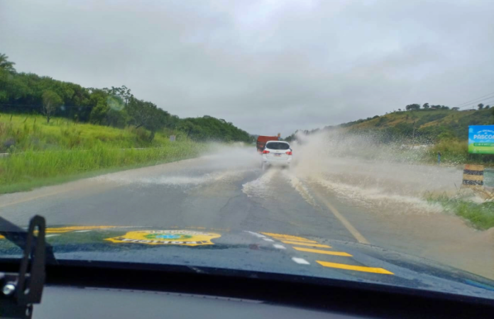 Chuvas causam alagamentos em trechos movimentados de rodovias federais em Pernambuco