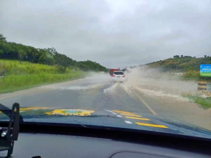 Chuvas causam alagamentos em trechos movimentados de rodovias federais em Pernambuco
