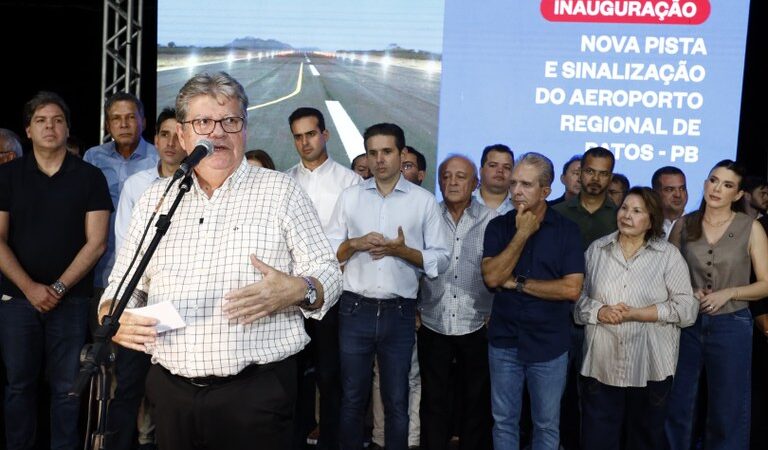 João Azevêdo e ministro Silvio Costa Filho entregam pista de aeroporto e destacam importância do equipamento para desenvolvimento de Patos