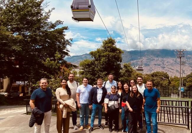 Vereadores visitam Medellín para conhecer soluções que transformaram a cidade