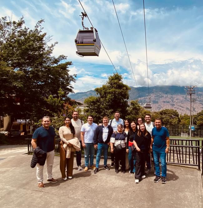 Vereadores visitam Medellín para conhecer soluções que transformaram a cidade