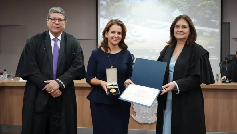 Procuradora-geral do RN recebe medalha máxima da Justiça Eleitoral por garantir eleições seguras no RN