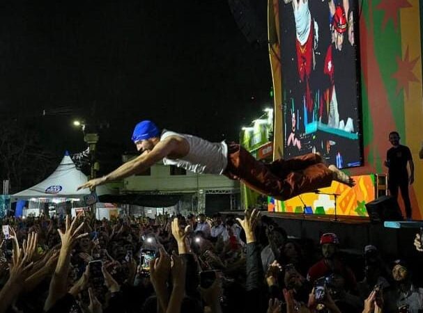 Cantor Nattan pula sobre fãs no São João de Campina e come cuscuz na Feira da Prata