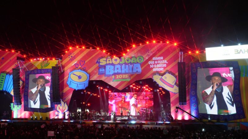 Tony Salles mistura hits de pagode e forró em Show no Parque de Exposições da Bahia