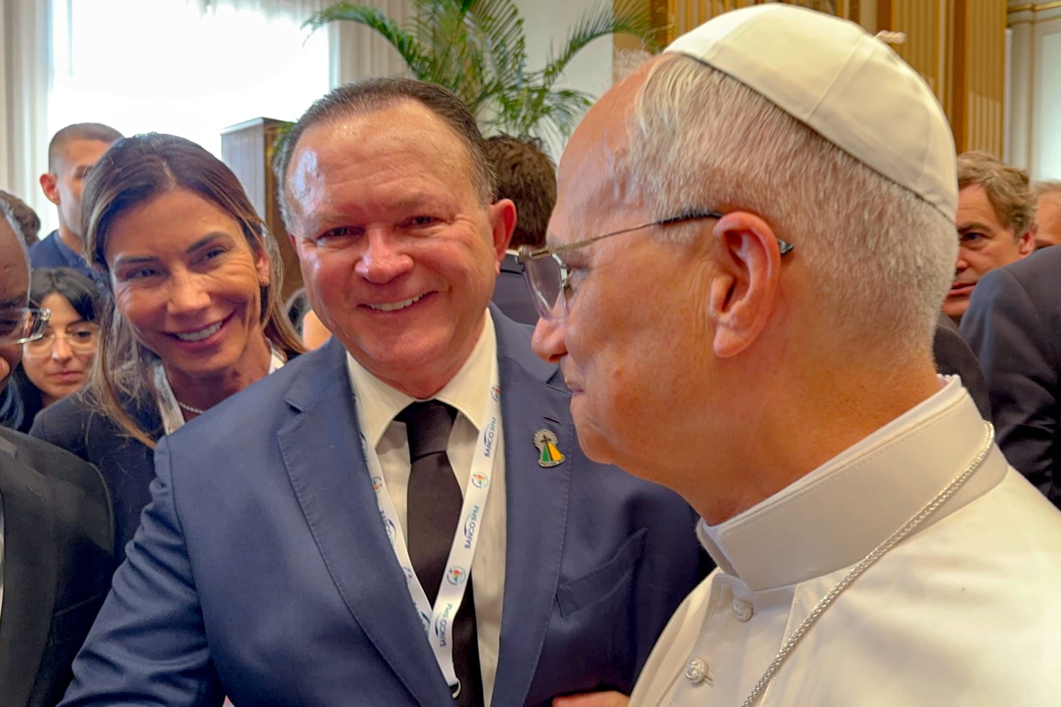 Brandão e a primeira-dama do Maranhão participam de audiência com o papa Leão XIV, no Vaticano