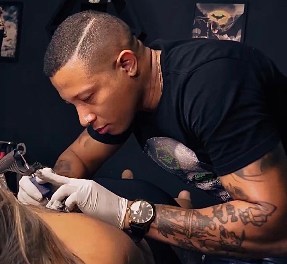 Crescimento, estigmas e paixão: a superação de um tatuador no Maranhão