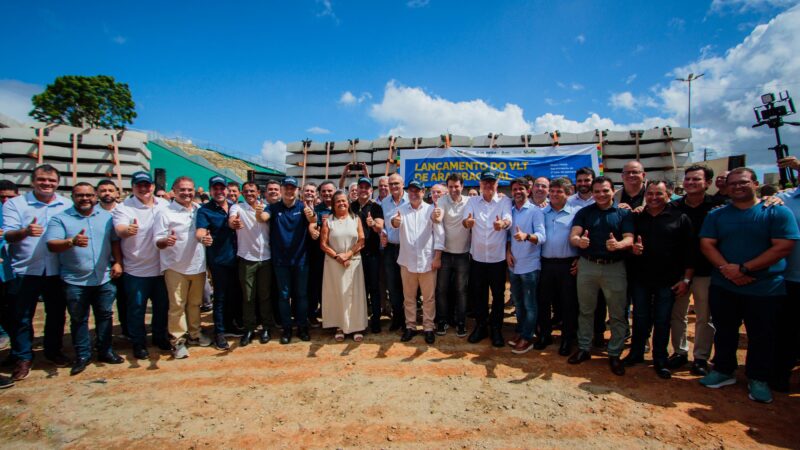 Ao lado do ministro Renan Filho e do prefeito Luciano Barbosa, governador lança o VLT de Arapiraca