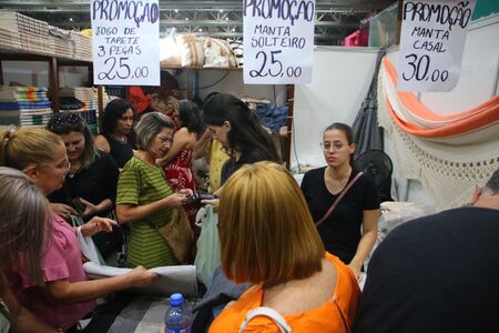 Último dia de Fenearte leva multidão ao Centro de Convenções atrás dos tradicionais descontos