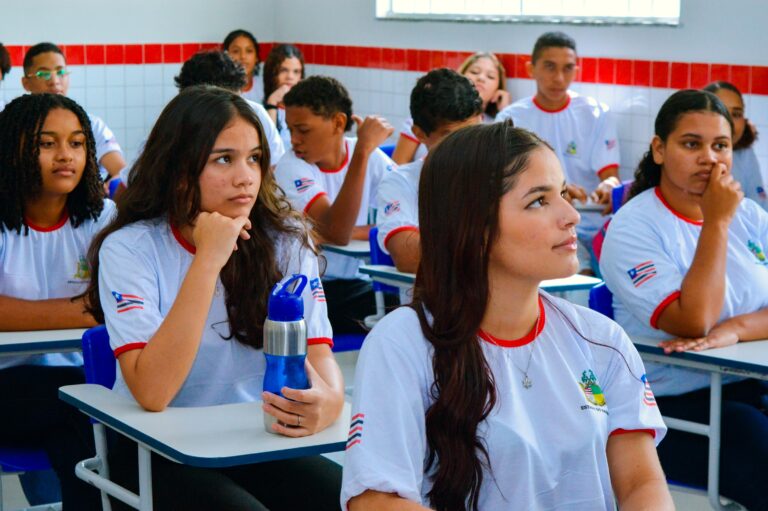 Mais de 280 mil estudantes voltam às aulas nesta segunda-feira nas escolas da rede estadual
