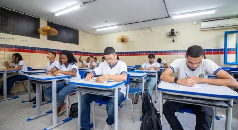 Governo de Pernambuco inicia pagamento dobenefício de R$ 150 para compra de tênis