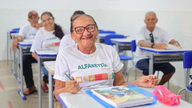 Seduc realiza pagamento de bolsa para mais de 3 mil estudantes do Alfabetiza Piauí