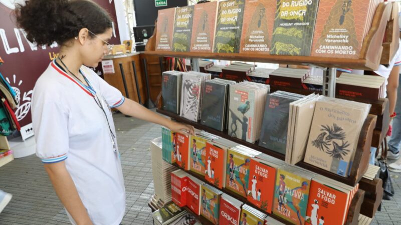 SEC marca presença na FLIFS 2025 e fortalece escola pública como espaço de valorização cultural