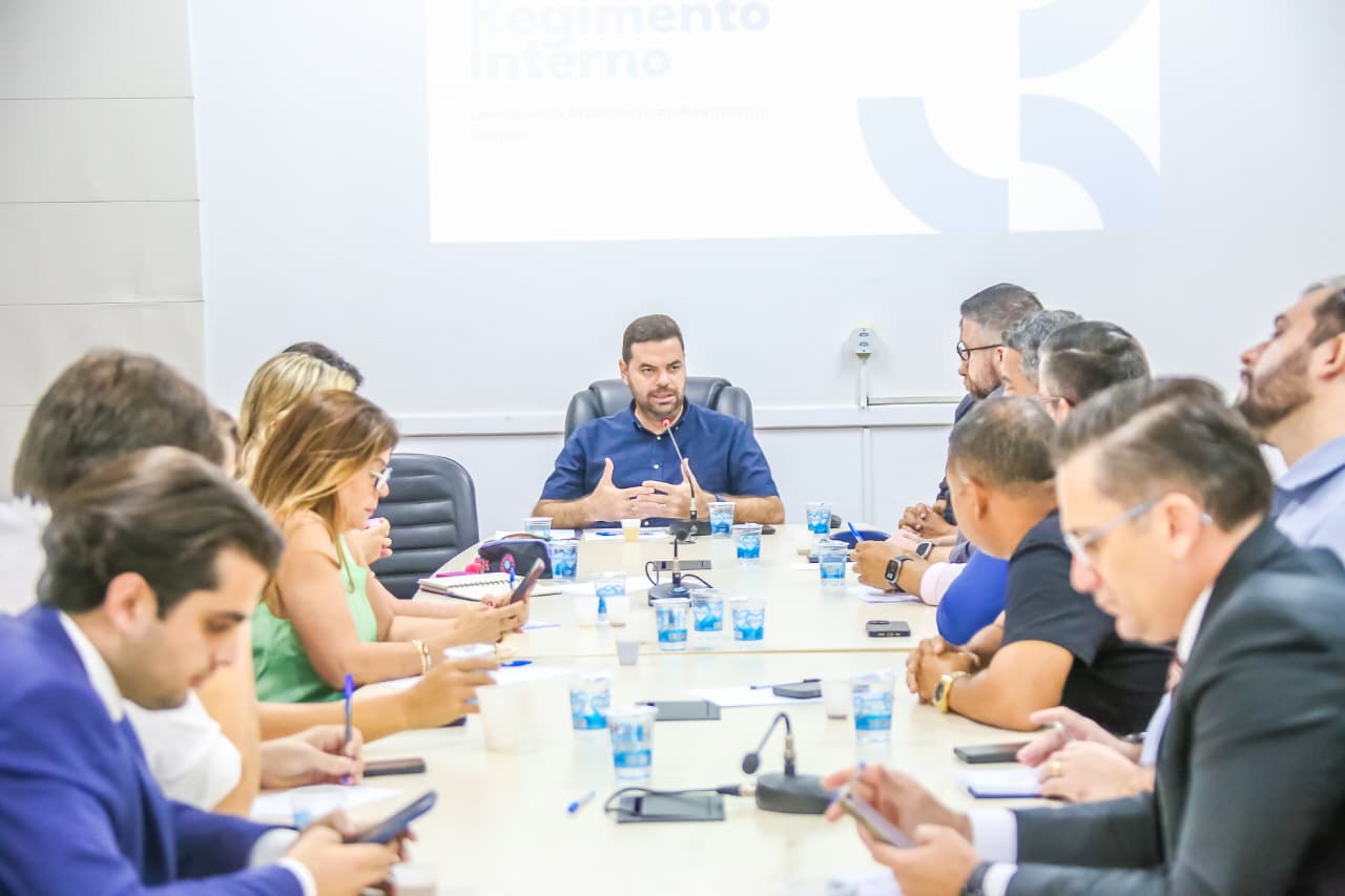 Comissão apresenta aos vereadores documento base para atualização do regimento interno da Câmara