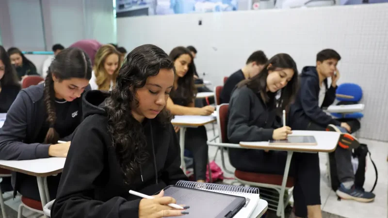 Concurseiros criam redes de apoio com comunidades virtuais para ajudar nos estudos