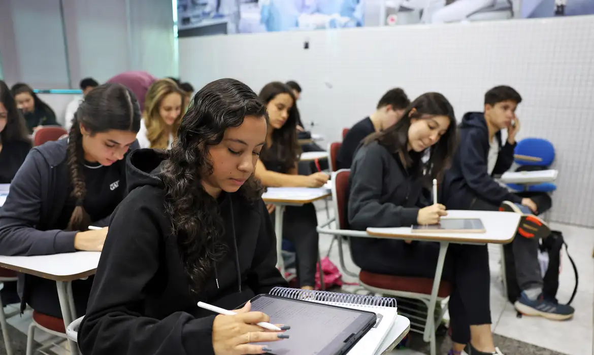 Concurseiros criam redes de apoio com comunidades virtuais para ajudar nos estudos