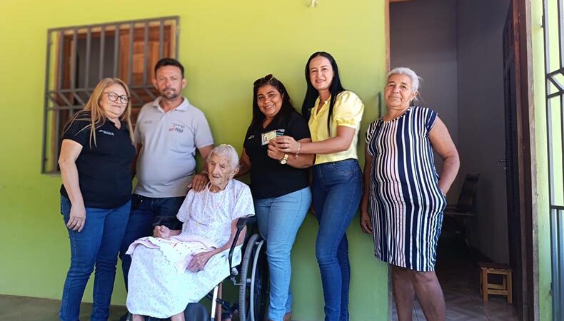 Aos 104 anos, idosa de Piripiri recebe nova Carteira de Identidade Nacional em casa