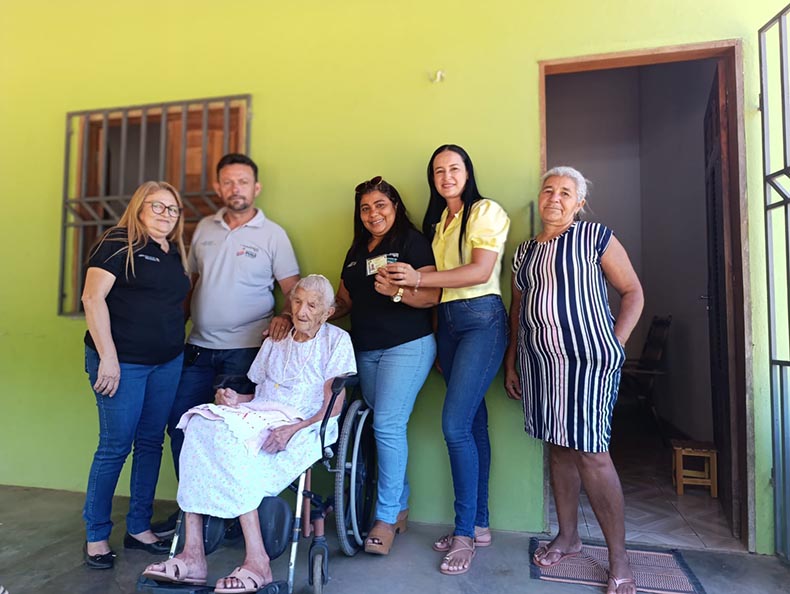 Aos 104 anos, idosa de Piripiri recebe nova Carteira de Identidade Nacional em casa