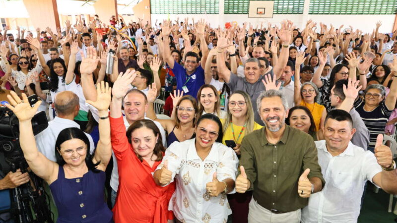 Em Paramoti, Governo do Ceará entrega Areninha e tablets para estudantes do Ensino Médio
