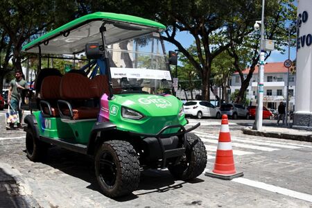 Passeio de carrinho elétrico estreia no Bairro do Recife e encanta turistas