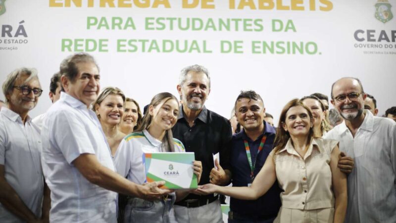 Beberibe: Governo do Ceará entrega mais de 700 tablets e autoriza obra de restauração da CE-352