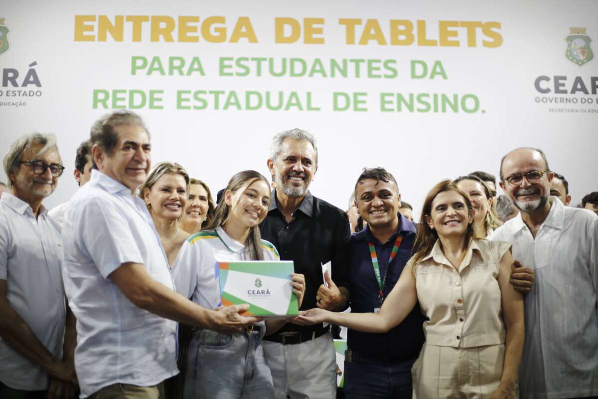 Beberibe: Governo do Ceará entrega mais de 700 tablets e autoriza obra de restauração da CE-352