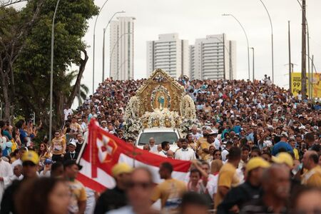 Procissão em celebração ao Dia de Nossa Senhora da Conceição conduz devotos até o Morro