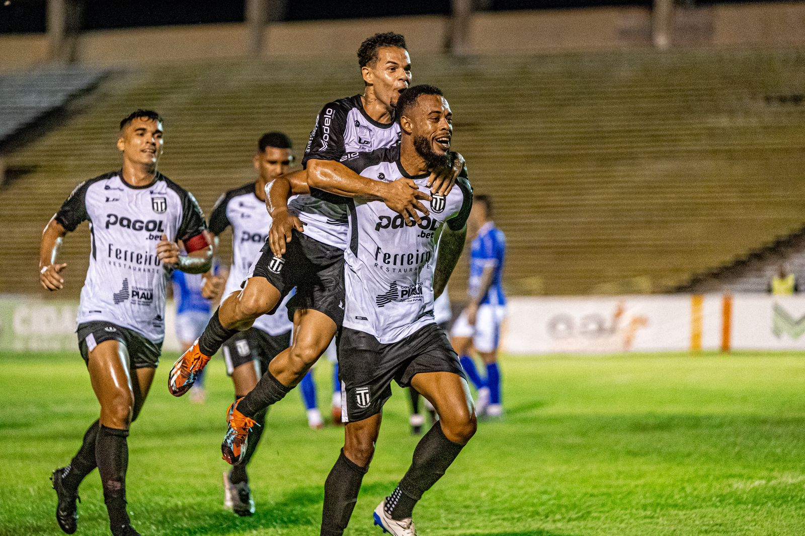 Apagão paralisa jogo, Teresina vence Oeirense e segue no topo do Piauiense