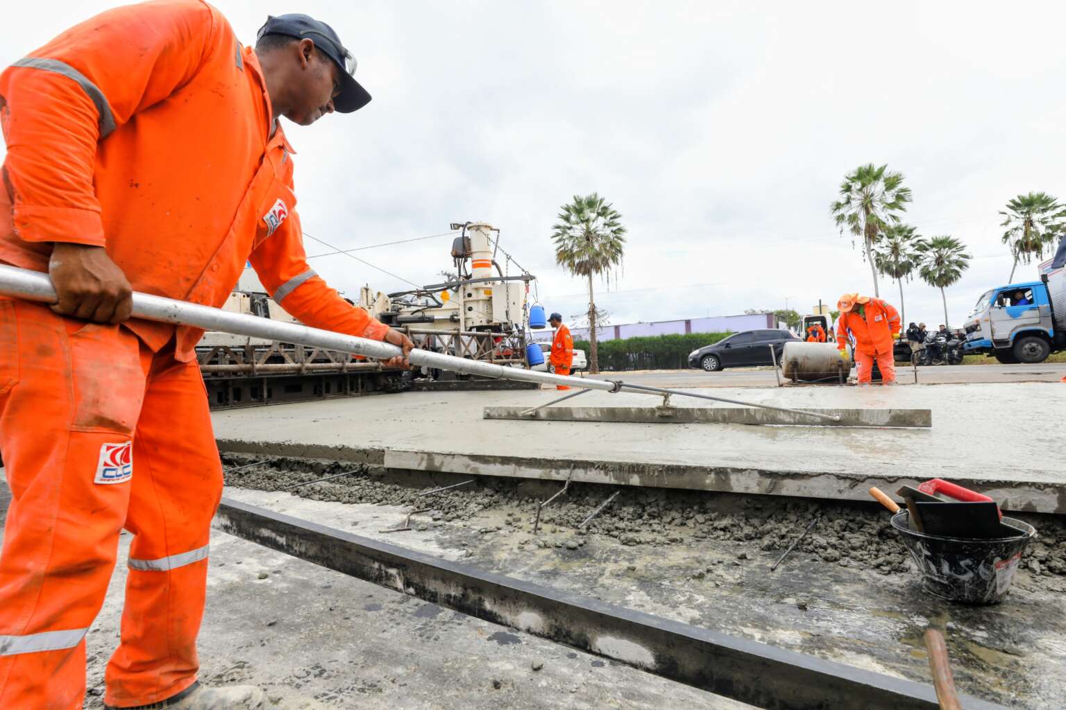 Governador Elmano de Freitas vistoria obras de duplicação da BR-116 em Chorozinho